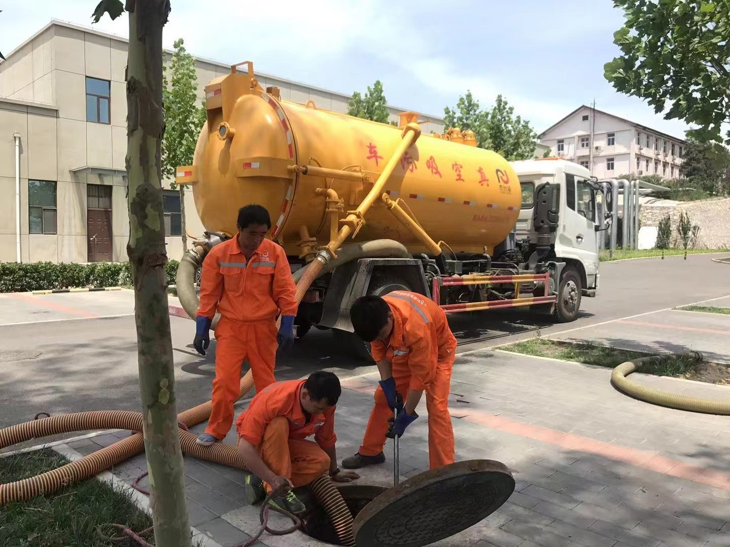 石渠管道疏通车停在窨井附近