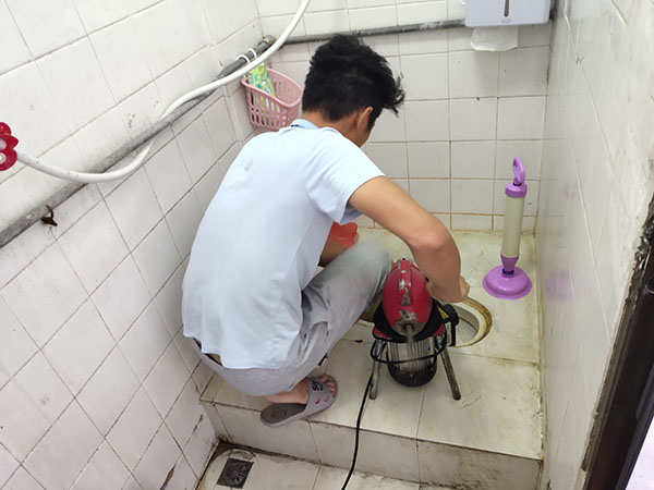 石渠肥皂掉到马桶里把马桶堵住了怎么办？马桶堵住了怎么办