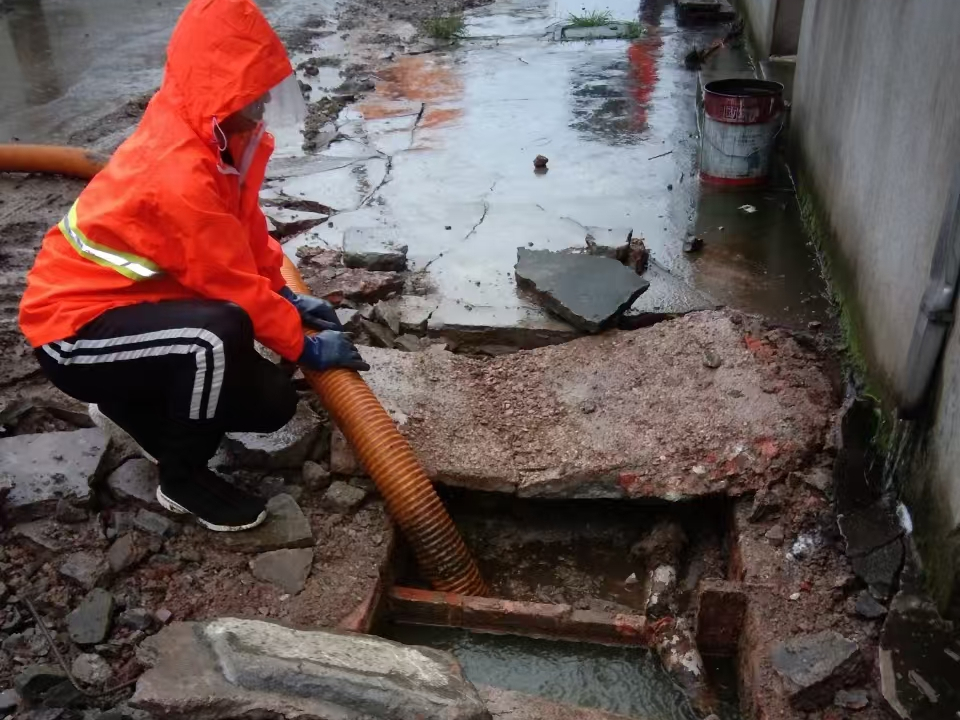 石渠专业清理污水池 炜誉市政以规范流程守护城市 “肠道”