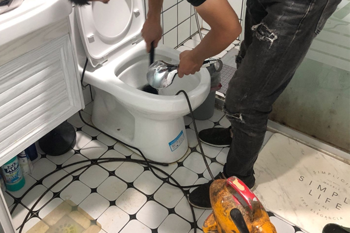 石渠马桶堵塞自己疏通还是找师傅?专业上门服务让你省时更省心